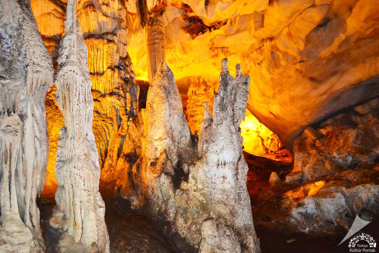 Dupnisa Cave
