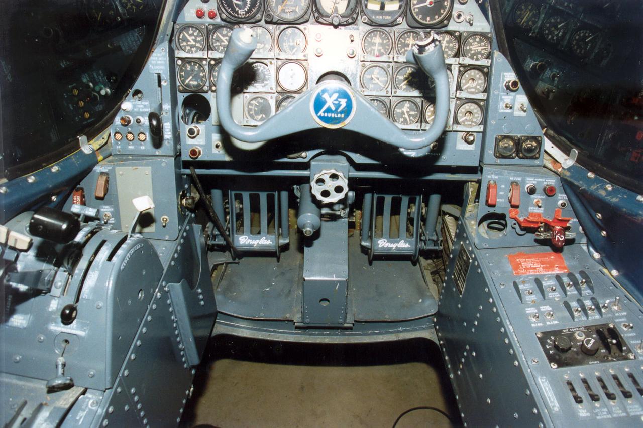 Douglas X-3 Stiletto Kokpit