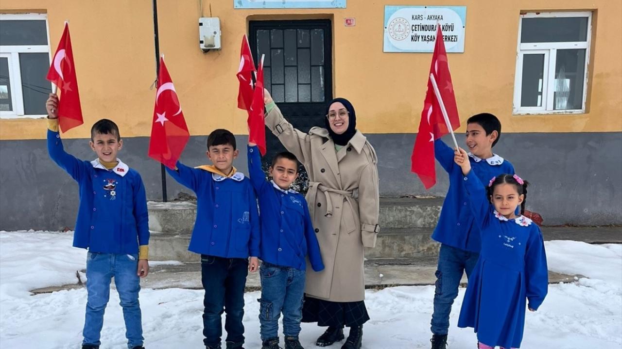 Öğrencileriyle birlikte Türk Bayrağını tutan öğretmen