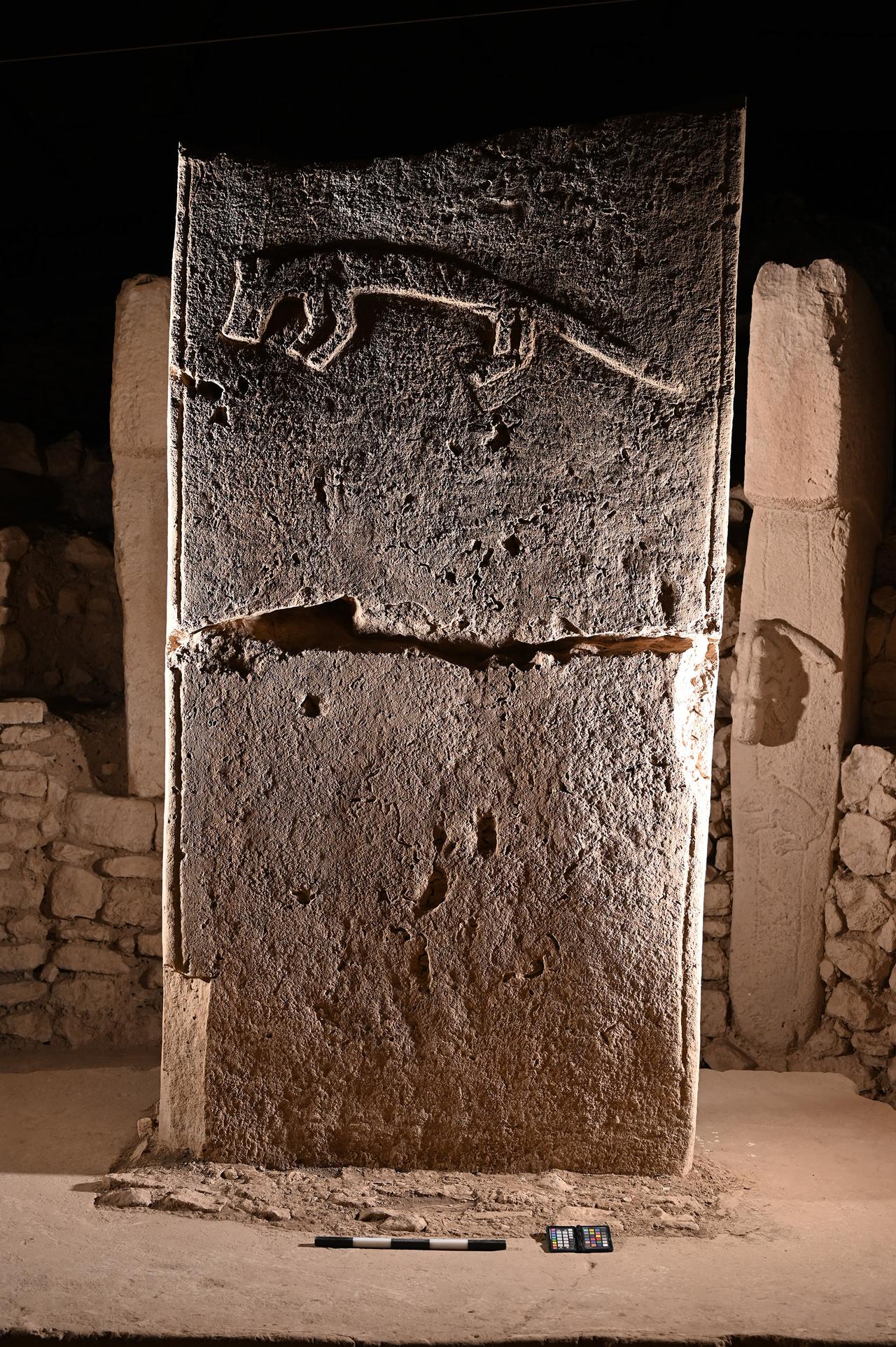 Tilki Kabartmalı Dikilitaş