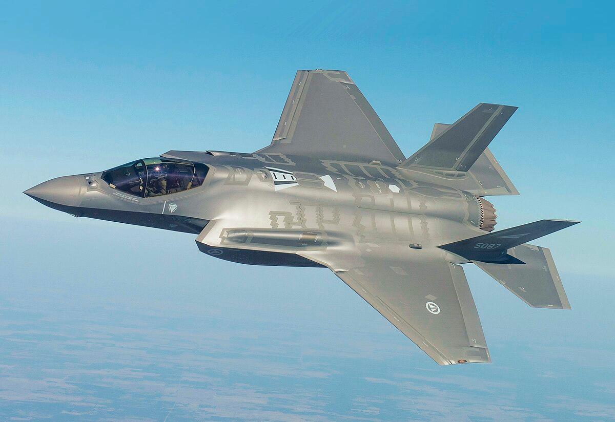 Testflyging_av_første_norske_F-35_-1_(cropped).jpg