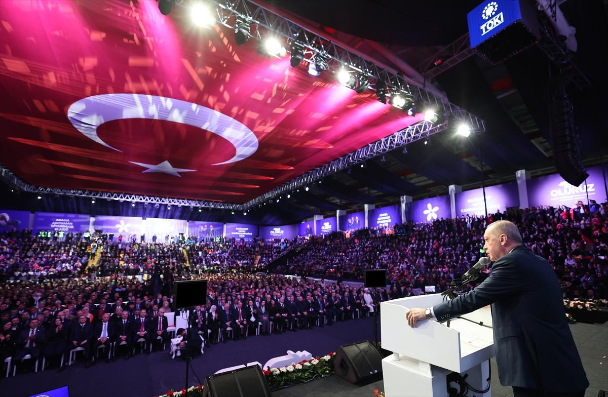 AA-20250206-36975575-36975566-CUMHURBASKANI_ERDOGAN_BIR_OLURUZ_6_SUBAT_DEPREMLERI_ANMA_PROGRAMINA_KATILDI.jpg
