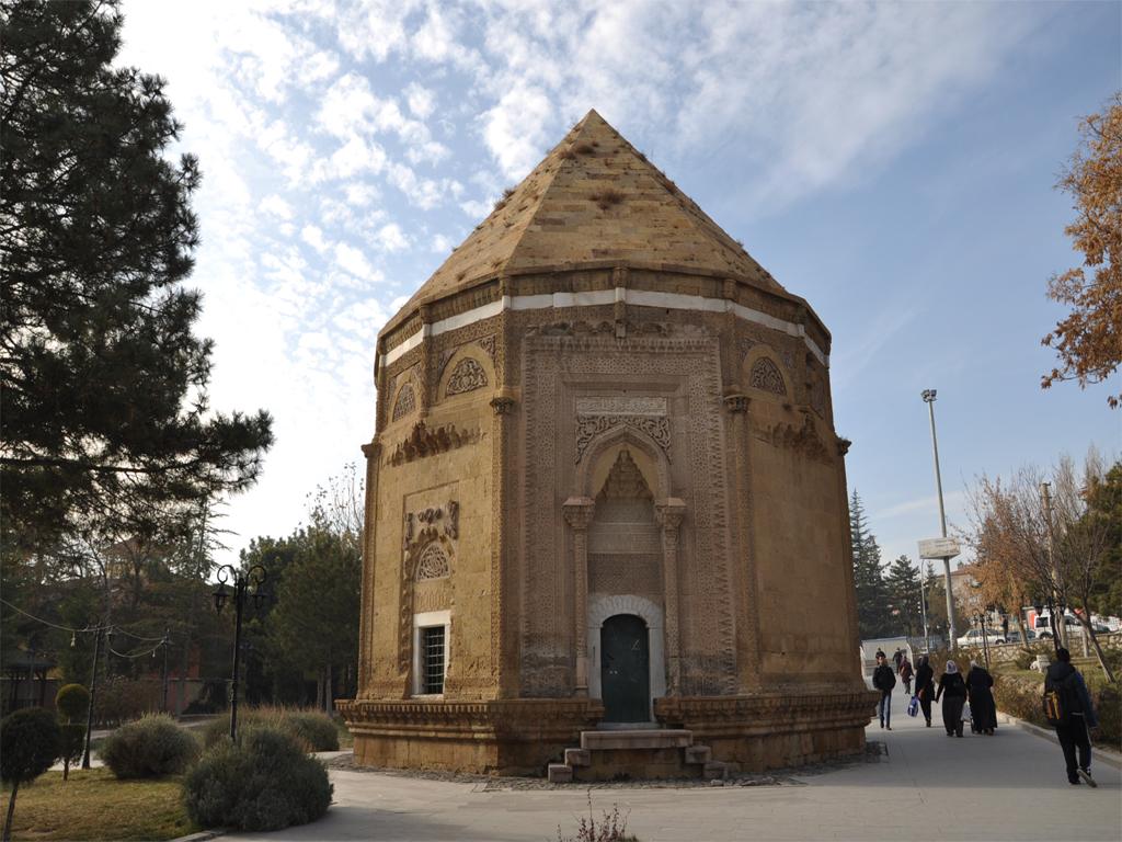 Hüdavent Hatun Türbesi