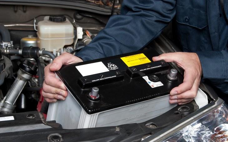 auto-mechanic-replacing-car-battery-2023-11-27-05-35-25-utc_ea4mi87wym.jpg