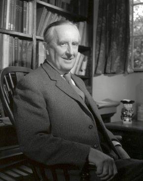 pamela_chandler_tolkien1-290x366.jpg