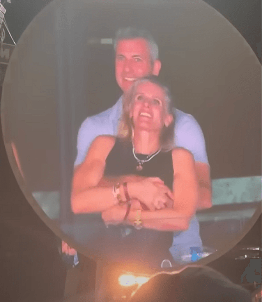 Her Şey 7 Saniyede Oldu: Coldplay, Algoritma ve "Aşağı Kaydırılan" Bir Geleceğin PR Kültürü
