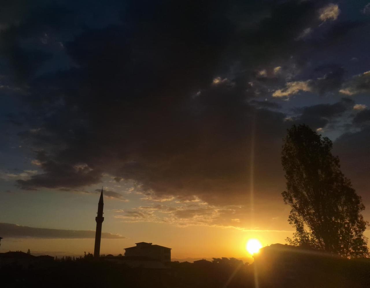Güneş’e Doğrudan Bakmak Neden Tehlikeli?