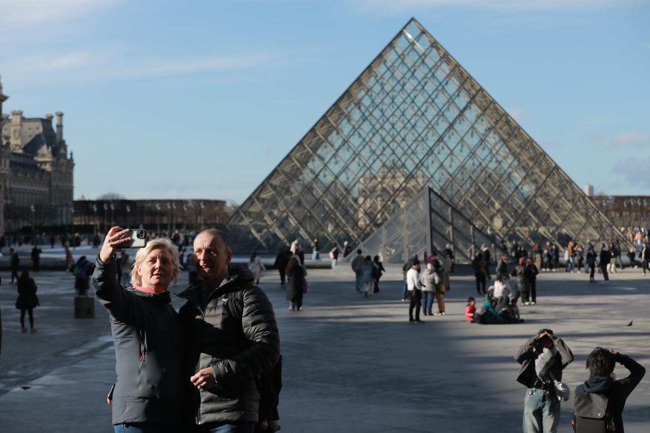 Louvre Müzesi Soygunu (2025)