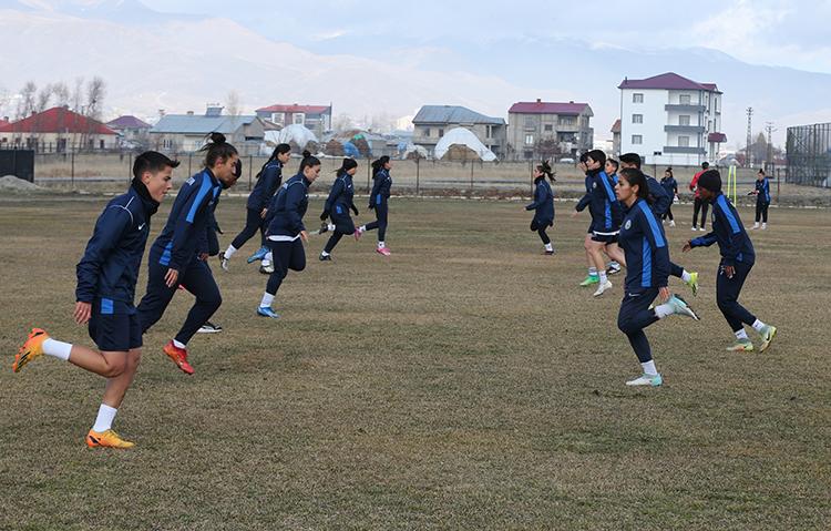 "Ya Saçın Ya Takım!": Türkiye'de Kadın Futbolcuların Görünmez Mücadelesi