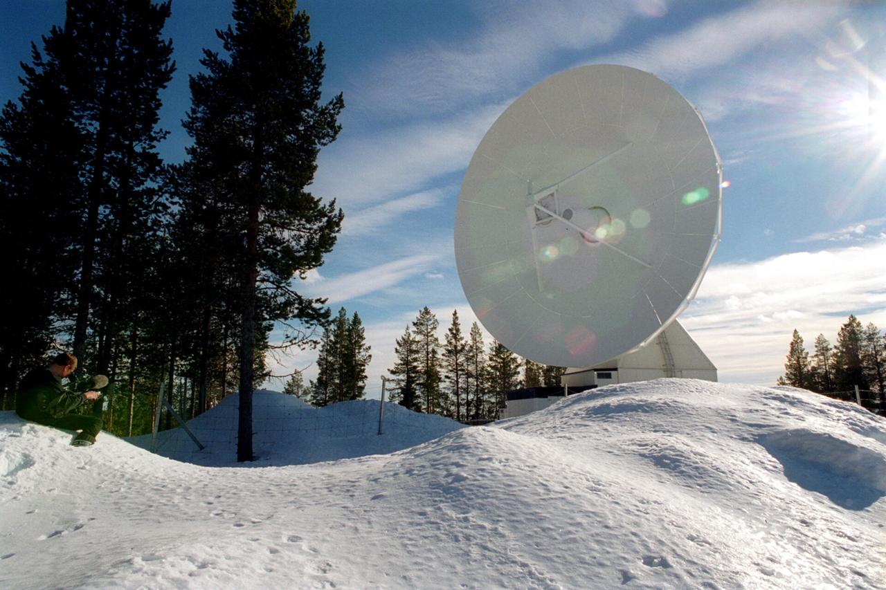 The_large_15-m_tracking_antenna_in_Kiruna_pillars.jpg