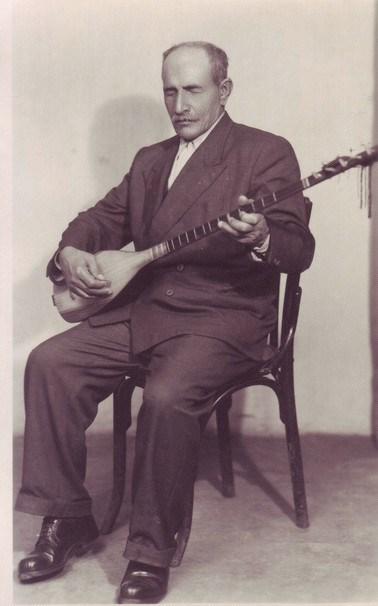Âşık Veysel saz çalarken