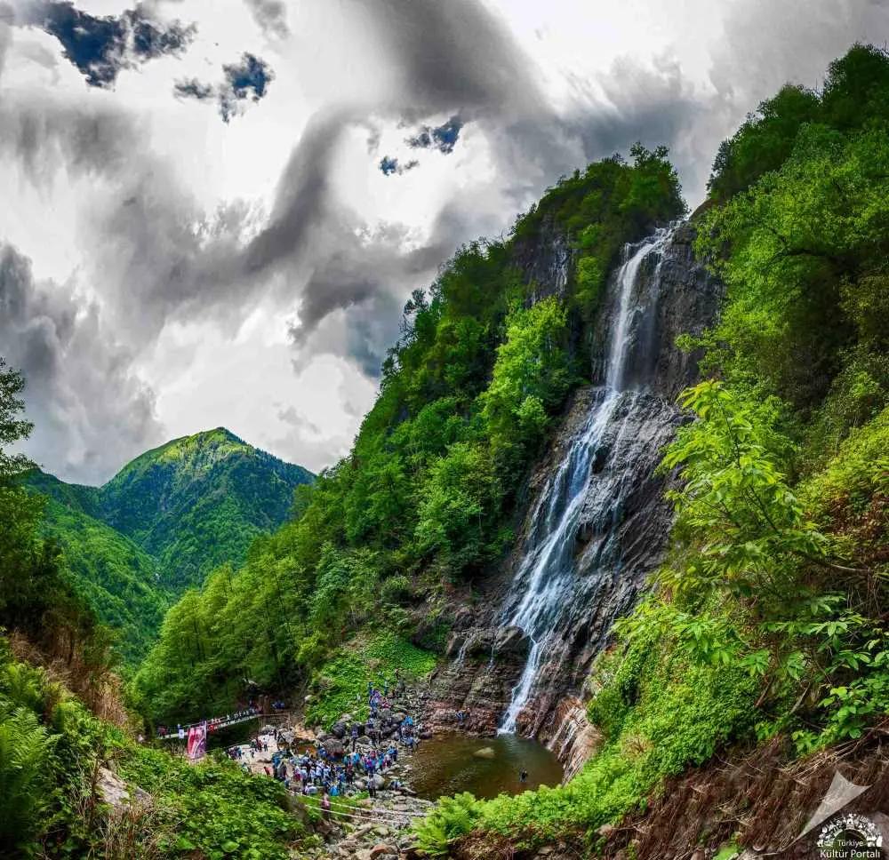 Mençuna Waterfall